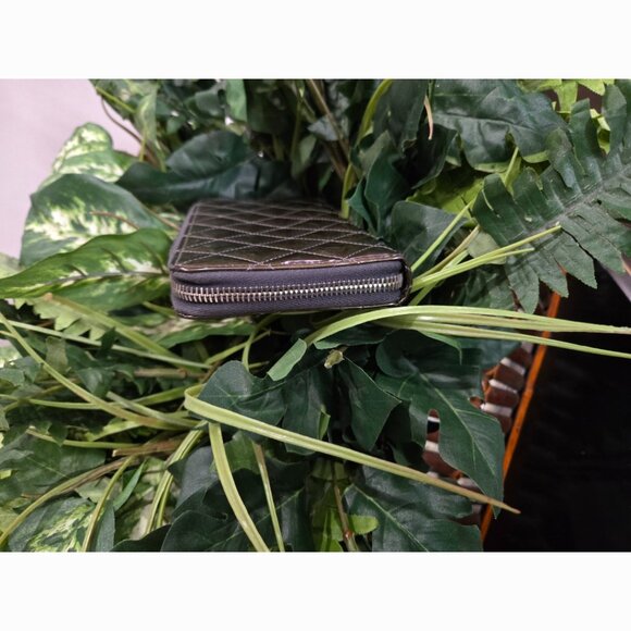 Pristine Condition Chanel Striated Iridescent Patent Leather Zippy Wallet - Picture 4 of 11